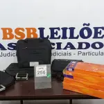 LOTE 256 - 06 TECLADOS DE PC E 04 BOLSAS DE NOTEBOOK. (NO ESTADO) ATENÇÃO! FAZER A VISITAÇÃO ANTES DE ARREMATAR, NÃO SABEMOS SE FUNCIONA. LEILÃO NÃO TEM GARANTIA E NEM DEVOLUÇÃO, SUJEITO A POSSÍVEIS AVARIAS VISÍVEIS/OCULTAS E/OU AUSÊNCIA DE COMPONENTES.