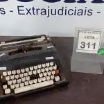 LOTE 311 - 01 MÁQUINA DE ESCREVER MARCA OLIVETTI. (NO ESTADO) ATENÇÃO! FAZER A VISITAÇÃO ANTES DE ARREMATAR, NÃO SABEMOS SE FUNCIONA. LEILÃO NÃO TEM GARANTIA E NEM DEVOLUÇÃO, SUJEITO A POSSÍVEIS AVARIAS VISÍVEIS/OCULTAS E/OU AUSÊNCIA DE COMPONENTES.