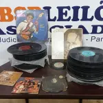 LOTE 199 - 01 LOTE COM GRANDE QUANTIDADE DE DISCOS DE VINIL. (NO ESTADO) ATENÇÃO! FAZER A VISITAÇÃO ANTES DE ARREMATAR, NÃO SABEMOS SE FUNCIONA. LEILÃO NÃO TEM GARANTIA E NEM DEVOLUÇÃO, SUJEITO A POSSÍVEIS AVARIAS VISÍVEIS/OCULTAS E/OU AUSÊNCIA DE COMPONENTES.