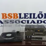 LOTE 202 - 01 VINIL E 02 TOCA-FITAS CASSETE. (NO ESTADO) ATENÇÃO! FAZER A VISITAÇÃO ANTES DE ARREMATAR, NÃO SABEMOS SE FUNCIONA. LEILÃO NÃO TEM GARANTIA E NEM DEVOLUÇÃO, SUJEITO A POSSÍVEIS AVARIAS VISÍVEIS/OCULTAS E/OU AUSÊNCIA DE COMPONENTES.