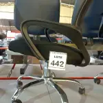 LOTE 442 - 01 CADEIRA DE ESCRITÓRIO COM RODINHAS. (NO ESTADO) ATENÇÃO! FAZER A VISITAÇÃO ANTES DE ARREMATAR, NÃO SABEMOS SE FUNCIONA. LEILÃO NÃO TEM GARANTIA E NEM DEVOLUÇÃO, SUJEITO A POSSÍVEIS AVARIAS VISÍVEIS/OCULTAS E/OU AUSÊNCIA DE COMPONENTES.