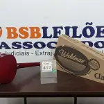 LOTE 412 - 01 VIOLÃO MARCA WALDMAN. (NO ESTADO) ATENÇÃO! FAZER A VISITAÇÃO ANTES DE ARREMATAR, NÃO SABEMOS SE FUNCIONA. LEILÃO NÃO TEM GARANTIA E NEM DEVOLUÇÃO, SUJEITO A POSSÍVEIS AVARIAS VISÍVEIS/OCULTAS E/OU AUSÊNCIA DE COMPONENTES.