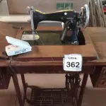 LOTE 362 - 01 MÁQUINA DE COSTURA MARCA SINGER. (NO ESTADO) ATENÇÃO! FAZER A VISITAÇÃO ANTES DE ARREMATAR, NÃO SABEMOS SE FUNCIONA. LEILÃO NÃO TEM GARANTIA E NEM DEVOLUÇÃO, SUJEITO A POSSÍVEIS AVARIAS VISÍVEIS/OCULTAS E/OU AUSÊNCIA DE COMPONENTES.