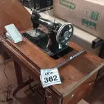 LOTE 362 - 01 MÁQUINA DE COSTURA MARCA SINGER. (NO ESTADO) ATENÇÃO! FAZER A VISITAÇÃO ANTES DE ARREMATAR, NÃO SABEMOS SE FUNCIONA. LEILÃO NÃO TEM GARANTIA E NEM DEVOLUÇÃO, SUJEITO A POSSÍVEIS AVARIAS VISÍVEIS/OCULTAS E/OU AUSÊNCIA DE COMPONENTES.