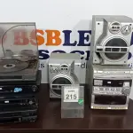LOTE 215 - 02 APARELHOS DE DVD, 01 APARELHO DE VINIL, 01 VÍDEO CASSETE E APARELHO DE SOM COM 02 CAIXAS. (NO ESTADO) ATENÇÃO! FAZER A VISITAÇÃO ANTES DE ARREMATAR, NÃO SABEMOS SE FUNCIONA. LEILÃO NÃO TEM GARANTIA E NEM DEVOLUÇÃO, SUJEITO A POSSÍVEIS AVARIAS VISÍVEIS/OCULTAS E/OU AUSÊNCIA DE COMPONENTES.