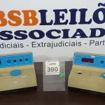 LOTE 390 - 02 ESPECTROFOTÔMETROS. (NO ESTADO) ATENÇÃO! FAZER A VISITAÇÃO ANTES DE ARREMATAR, NÃO SABEMOS SE FUNCIONA. LEILÃO NÃO TEM GARANTIA E NEM DEVOLUÇÃO, SUJEITO A POSSÍVEIS AVARIAS VISÍVEIS/OCULTAS E/OU AUSÊNCIA DE COMPONENTES.