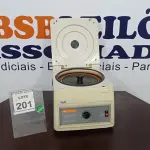LOTE 201 - 01 CENTRIFUGA DE LABORATÓRIO. (NO ESTADO) ATENÇÃO! FAZER A VISITAÇÃO ANTES DE ARREMATAR, NÃO SABEMOS SE FUNCIONA. LEILÃO NÃO TEM GARANTIA E NEM DEVOLUÇÃO, SUJEITO A POSSÍVEIS AVARIAS VISÍVEIS/OCULTAS E/OU AUSÊNCIA DE COMPONENTES.