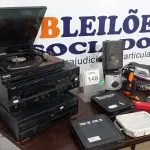 LOTE 148 - 01 TOCA DISCOS, 01 RECEIVER YAMAHA, 01 DISC CHANGER, 01 FERRO DE PASSAR, 01 PISTOLA DE COLA QUNT E ELETRÔNICOS DIVERSOS. (NO ESTADO) ATENÇÃO! FAZER A VISITAÇÃO ANTES DE ARREMATAR, NÃO SABEMOS SE FUNCIONA. LEILÃO NÃO TEM GARANTIA E NEM DEVOLUÇÃO, SUJEITO A POSSÍVEIS AVARIAS VISÍVEIS/OCULTAS E/OU AUSÊNCIA DE COMPONENTES.