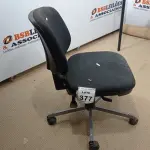 LOTE 377 - 01 CADEIRA GIRATÓRIA COM RODINHAS. (NO ESTADO) ATENÇÃO! FAZER A VISITAÇÃO ANTES DE ARREMATAR, NÃO SABEMOS SE FUNCIONA. LEILÃO NÃO TEM GARANTIA E NEM DEVOLUÇÃO, SUJEITO A POSSÍVEIS AVARIAS VISÍVEIS/OCULTAS E/OU AUSÊNCIA DE COMPONENTES.