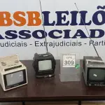 LOTE 309 - 03 MINIS TV PORTÁTIL DE MARCAS VARIADAS. (NO ESTADO) ATENÇÃO! FAZER A VISITAÇÃO ANTES DE ARREMATAR, NÃO SABEMOS SE FUNCIONA. LEILÃO NÃO TEM GARANTIA E NEM DEVOLUÇÃO, SUJEITO A POSSÍVEIS AVARIAS VISÍVEIS/OCULTAS E/OU AUSÊNCIA DE COMPONENTES.