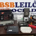 LOTE 148 - 01 TOCA DISCOS, 01 RECEIVER YAMAHA, 01 DISC CHANGER, 01 FERRO DE PASSAR, 01 PISTOLA DE COLA QUNT E ELETRÔNICOS DIVERSOS. (NO ESTADO) ATENÇÃO! FAZER A VISITAÇÃO ANTES DE ARREMATAR, NÃO SABEMOS SE FUNCIONA. LEILÃO NÃO TEM GARANTIA E NEM DEVOLUÇÃO, SUJEITO A POSSÍVEIS AVARIAS VISÍVEIS/OCULTAS E/OU AUSÊNCIA DE COMPONENTES.