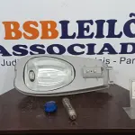 LOTE 290 - 01 LUMINÁRIA DE POSTE. (NO ESTADO) ATENÇÃO! FAZER A VISITAÇÃO ANTES DE ARREMATAR, NÃO SABEMOS SE FUNCIONA. LEILÃO NÃO TEM GARANTIA E NEM DEVOLUÇÃO, SUJEITO A POSSÍVEIS AVARIAS VISÍVEIS/OCULTAS E/OU AUSÊNCIA DE COMPONENTES.