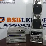 LOTE 190 - 05 APARELHOS DVD, 01 APARELHO DE SOM COM 02 CAIXAS. (NO ESTADO) ATENÇÃO! FAZER A VISITAÇÃO ANTES DE ARREMATAR, NÃO SABEMOS SE FUNCIONA. LEILÃO NÃO TEM GARANTIA E NEM DEVOLUÇÃO, SUJEITO A POSSÍVEIS AVARIAS VISÍVEIS/OCULTAS E/OU AUSÊNCIA DE COMPONENTES.