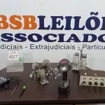 LOTE 427 - 01 LANTERNA COM CARREGADOR, 01 PHMETRO, 01 MULTI-PLAY MP-2, 07 RODINHAS COM BASE E 01 PORTA TEMPERO. (NO ESTADO) ATENÇÃO! FAZER A VISITAÇÃO ANTES DE ARREMATAR, NÃO SABEMOS SE FUNCIONA. LEILÃO NÃO TEM GARANTIA E NEM DEVOLUÇÃO, SUJEITO A POSSÍVEIS AVARIAS VISÍVEIS/OCULTAS E/OU AUSÊNCIA DE COMPONENTES.