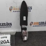 LOTE 020 - 01 FACA IMPORTADA AÇO INOXIDÁVEL CABO EM MADEIRA COM DETALHE DE ESCORPIÃO NA GUARDA  FULL TANG BAINHA DE NYLON TAMANHO TOTAL 32CM PESO 390G JÁ AFIADA  .(NO ESTADO) ATENÇÃO! FAZER A VISITAÇÃO ANTES DE ARREMATAR, NÃO SABEMOS SE FUNCIONA. LEILÃO NÃO TEM GARANTIA E NEM DEVOLUÇÃO, SUJEITO A POSSÍVEIS AVARIAS VISÍVEIS/OCULTAS E/OU AUSÊNCIA DE COMPONENTES.