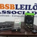 LOTE 315 - 01 HEADSET, 01 FONTE DE XBOX, 01 JOYSTICK XBOX 360, 01 HD BOX COM JOGOS, 01 JOGO SOQUETES 41 PEÇAS E 02 APARELHOS DE DVD. (NO ESTADO) ATENÇÃO! FAZER A VISITAÇÃO ANTES DE ARREMATAR, NÃO SABEMOS SE FUNCIONA. LEILÃO NÃO TEM GARANTIA E NEM DEVOLUÇÃO, SUJEITO A POSSÍVEIS AVARIAS VISÍVEIS/OCULTAS E/OU AUSÊNCIA DE COMPONENTES.