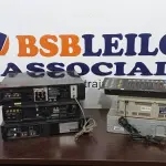 LOTE 282 - 05 APARELHOS DE VÍDEO CASSETE E 01 CONTROLADOR DE ILUMINAÇÃO MODELO DMX 512. (NO ESTADO) ATENÇÃO! FAZER A VISITAÇÃO ANTES DE ARREMATAR, NÃO SABEMOS SE FUNCIONA. LEILÃO NÃO TEM GARANTIA E NEM DEVOLUÇÃO, SUJEITO A POSSÍVEIS AVARIAS VISÍVEIS/OCULTAS E/OU AUSÊNCIA DE COMPONENTES.