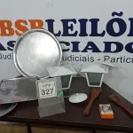 LOTE 327 - 02 LUMINÁRIAS, 03 BANDEJAS INOX, 02 COLHERES DE PAU E 01 CARREGADOR VEICULAR PARA CELULAR. (NO ESTADO) ATENÇÃO! FAZER A VISITAÇÃO ANTES DE ARREMATAR, NÃO SABEMOS SE FUNCIONA. LEILÃO NÃO TEM GARANTIA E NEM DEVOLUÇÃO, SUJEITO A POSSÍVEIS AVARIAS VISÍVEIS/OCULTAS E/OU AUSÊNCIA DE COMPONENTES.
