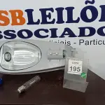 LOTE 195 - 01 LUMINÁRIA DE POSTE. (NO ESTADO) ATENÇÃO! FAZER A VISITAÇÃO ANTES DE ARREMATAR, NÃO SABEMOS SE FUNCIONA. LEILÃO NÃO TEM GARANTIA E NEM DEVOLUÇÃO, SUJEITO A POSSÍVEIS AVARIAS VISÍVEIS/OCULTAS E/OU AUSÊNCIA DE COMPONENTES.