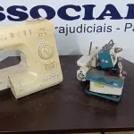 LOTE 312 - 01 MÁQUINA DE COSTURA MARCA SINGER. (NO ESTADO) ATENÇÃO! FAZER A VISITAÇÃO ANTES DE ARREMATAR, NÃO SABEMOS SE FUNCIONA. LEILÃO NÃO TEM GARANTIA E NEM DEVOLUÇÃO, SUJEITO A POSSÍVEIS AVARIAS VISÍVEIS/OCULTAS E/OU AUSÊNCIA DE COMPONENTES.