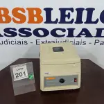 LOTE 201 - 01 CENTRIFUGA DE LABORATÓRIO. (NO ESTADO) ATENÇÃO! FAZER A VISITAÇÃO ANTES DE ARREMATAR, NÃO SABEMOS SE FUNCIONA. LEILÃO NÃO TEM GARANTIA E NEM DEVOLUÇÃO, SUJEITO A POSSÍVEIS AVARIAS VISÍVEIS/OCULTAS E/OU AUSÊNCIA DE COMPONENTES.