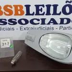 LOTE 317 - 01 LUMINÁRIA DE POSTE. (NO ESTADO) ATENÇÃO! FAZER A VISITAÇÃO ANTES DE ARREMATAR, NÃO SABEMOS SE FUNCIONA. LEILÃO NÃO TEM GARANTIA E NEM DEVOLUÇÃO, SUJEITO A POSSÍVEIS AVARIAS VISÍVEIS/OCULTAS E/OU AUSÊNCIA DE COMPONENTES.