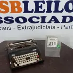LOTE 311 - 01 MÁQUINA DE ESCREVER MARCA OLIVETTI. (NO ESTADO) ATENÇÃO! FAZER A VISITAÇÃO ANTES DE ARREMATAR, NÃO SABEMOS SE FUNCIONA. LEILÃO NÃO TEM GARANTIA E NEM DEVOLUÇÃO, SUJEITO A POSSÍVEIS AVARIAS VISÍVEIS/OCULTAS E/OU AUSÊNCIA DE COMPONENTES.