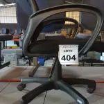 LOTE 404 - 01 CADEIRA DE ESCRITÓRIO COM RODINHAS. (NO ESTADO) ATENÇÃO! FAZER A VISITAÇÃO ANTES DE ARREMATAR, NÃO SABEMOS SE FUNCIONA. LEILÃO NÃO TEM GARANTIA E NEM DEVOLUÇÃO, SUJEITO A POSSÍVEIS AVARIAS VISÍVEIS/OCULTAS E/OU AUSÊNCIA DE COMPONENTES.