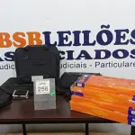 LOTE 256 - 06 TECLADOS DE PC E 04 BOLSAS DE NOTEBOOK. (NO ESTADO) ATENÇÃO! FAZER A VISITAÇÃO ANTES DE ARREMATAR, NÃO SABEMOS SE FUNCIONA. LEILÃO NÃO TEM GARANTIA E NEM DEVOLUÇÃO, SUJEITO A POSSÍVEIS AVARIAS VISÍVEIS/OCULTAS E/OU AUSÊNCIA DE COMPONENTES.