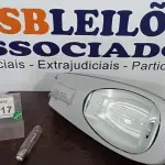 LOTE 317 - 01 LUMINÁRIA DE POSTE. (NO ESTADO) ATENÇÃO! FAZER A VISITAÇÃO ANTES DE ARREMATAR, NÃO SABEMOS SE FUNCIONA. LEILÃO NÃO TEM GARANTIA E NEM DEVOLUÇÃO, SUJEITO A POSSÍVEIS AVARIAS VISÍVEIS/OCULTAS E/OU AUSÊNCIA DE COMPONENTES.