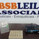 LOTE 429 - 01 MIX STÉREO ROLAND MX-5 E 01 MESA DE SOM. (NO ESTADO) ATENÇÃO! FAZER A VISITAÇÃO ANTES DE ARREMATAR, NÃO SABEMOS SE FUNCIONA. LEILÃO NÃO TEM GARANTIA E NEM DEVOLUÇÃO, SUJEITO A POSSÍVEIS AVARIAS VISÍVEIS/OCULTAS E/OU AUSÊNCIA DE COMPONENTES.