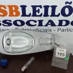 LOTE 195 - 01 LUMINÁRIA DE POSTE. (NO ESTADO) ATENÇÃO! FAZER A VISITAÇÃO ANTES DE ARREMATAR, NÃO SABEMOS SE FUNCIONA. LEILÃO NÃO TEM GARANTIA E NEM DEVOLUÇÃO, SUJEITO A POSSÍVEIS AVARIAS VISÍVEIS/OCULTAS E/OU AUSÊNCIA DE COMPONENTES.