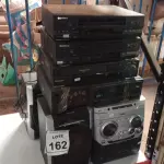 LOTE 162 - 03 APARELHOS DE VÍDEO CASSETE, 01 APARELHO DE COM 03 CAIXAS E 01 APARELHO DE SOM MODULAR. (NO ESTADO) ATENÇÃO! FAZER A VISITAÇÃO ANTES DE ARREMATAR, NÃO SABEMOS SE FUNCIONA. LEILÃO NÃO TEM GARANTIA E NEM DEVOLUÇÃO, SUJEITO A POSSÍVEIS AVARIAS VISÍVEIS/OCULTAS E/OU AUSÊNCIA DE COMPONENTES.