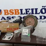 LOTE 276 - 01 CENTRAL MULTIMÍDIA AUTOMOTIVA, 01 RODA DE CARRINHO DE MÃO, 01 CALCULADORA, 02 PORTAS FOLDER DE ACRÍLICO E VÁRIOS PROTETORES FACIAIS. (NO ESTADO) ATENÇÃO! FAZER A VISITAÇÃO ANTES DE ARREMATAR, NÃO SABEMOS SE FUNCIONA. LEILÃO NÃO TEM GARANTIA E NEM DEVOLUÇÃO, SUJEITO A POSSÍVEIS AVARIAS VISÍVEIS/OCULTAS E/OU AUSÊNCIA DE COMPONENTES.
