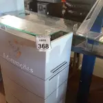 LOTE 368 - 01 BALCÃO DE ATENDIMENTO E 01 BALCÃO COM BASE DE FERRO E APOIO DE VIDRO E DIVISÓRIAS. (NO ESTADO) ATENÇÃO! FAZER A VISITAÇÃO ANTES DE ARREMATAR, NÃO SABEMOS SE FUNCIONA. LEILÃO NÃO TEM GARANTIA E NEM DEVOLUÇÃO, SUJEITO A POSSÍVEIS AVARIAS VISÍVEIS/OCULTAS E/OU AUSÊNCIA DE COMPONENTES.
