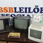 LOTE 318 - 02 TV’S DE TUBO MARAS SHARP E CCE, 01 MINI TV E 01 RADIO RELÓGIO. (NO ESTADO) ATENÇÃO! FAZER A VISITAÇÃO ANTES DE ARREMATAR, NÃO SABEMOS SE FUNCIONA. LEILÃO NÃO TEM GARANTIA E NEM DEVOLUÇÃO, SUJEITO A POSSÍVEIS AVARIAS VISÍVEIS/OCULTAS E/OU AUSÊNCIA DE COMPONENTES.