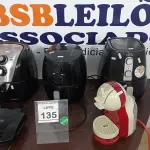 LOTE 135 - 03 FRITADEIRAS A AR, 01 CAFETEIRA E 01 SANDUICHEIRA. (NO ESTADO) ATENÇÃO! FAZER A VISITAÇÃO ANTES DE ARREMATAR, NÃO SABEMOS SE FUNCIONA. LEILÃO NÃO TEM GARANTIA E NEM DEVOLUÇÃO, SUJEITO A POSSÍVEIS AVARIAS VISÍVEIS/OCULTAS E/OU AUSÊNCIA DE COMPONENTES.
