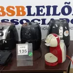 LOTE 135 - 03 FRITADEIRAS A AR, 01 CAFETEIRA E 01 SANDUICHEIRA. (NO ESTADO) ATENÇÃO! FAZER A VISITAÇÃO ANTES DE ARREMATAR, NÃO SABEMOS SE FUNCIONA. LEILÃO NÃO TEM GARANTIA E NEM DEVOLUÇÃO, SUJEITO A POSSÍVEIS AVARIAS VISÍVEIS/OCULTAS E/OU AUSÊNCIA DE COMPONENTES.