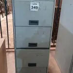 LOTE 349 - 01 ARQUIVO DE AÇO COM 04 GAVETAS. (NO ESTADO) ATENÇÃO! FAZER A VISITAÇÃO ANTES DE ARREMATAR, NÃO SABEMOS SE FUNCIONA. LEILÃO NÃO TEM GARANTIA E NEM DEVOLUÇÃO, SUJEITO A POSSÍVEIS AVARIAS VISÍVEIS/OCULTAS E/OU AUSÊNCIA DE COMPONENTES.