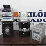 LOTE 426 - 04 APARELHOS DE SOM DE MARCAS E MODELOS DIVERSOS. (NO ESTADO) ATENÇÃO! FAZER A VISITAÇÃO ANTES DE ARREMATAR, NÃO SABEMOS SE FUNCIONA. LEILÃO NÃO TEM GARANTIA E NEM DEVOLUÇÃO, SUJEITO A POSSÍVEIS AVARIAS VISÍVEIS/OCULTAS E/OU AUSÊNCIA DE COMPONENTES.