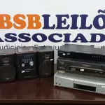 LOTE 198 - 01 MINISYSTEM COM 02 CAIXAS MARCA PHILCO, 01 BLU-RAY MARCA SAMSUNG, 01 APARELHO DE VÍDEO CASSETE E 01 APARELHO DVD. (NO ESTADO) ATENÇÃO! FAZER A VISITAÇÃO ANTES DE ARREMATAR, NÃO SABEMOS SE FUNCIONA. LEILÃO NÃO TEM GARANTIA E NEM DEVOLUÇÃO, SUJEITO A POSSÍVEIS AVARIAS VISÍVEIS/OCULTAS E/OU AUSÊNCIA DE COMPONENTES.