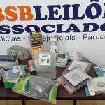 LOTE 418 - 01 LOTE COM VÁRIAS LUMINÁRIAS DE TAMANHOS E MODELOS DIVERSOS. (NO ESTADO) ATENÇÃO! FAZER A VISITAÇÃO ANTES DE ARREMATAR, NÃO SABEMOS SE FUNCIONA, LEILÃO NÃO TEM GARANTIA E NEM DEVOLUÇÃO, SUJEITO A POSSÍVEIS AVARIAS VISÍVEIS/OCULTAS E/OU AUSÊNCIA DE COMPONENTES.