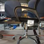 LOTE 403 - 01 CADEIRA DE ESCRITÓRIO COM RODINHAS. (NO ESTADO) ATENÇÃO! FAZER A VISITAÇÃO ANTES DE ARREMATAR, NÃO SABEMOS SE FUNCIONA. LEILÃO NÃO TEM GARANTIA E NEM DEVOLUÇÃO, SUJEITO A POSSÍVEIS AVARIAS VISÍVEIS/OCULTAS E/OU AUSÊNCIA DE COMPONENTES.