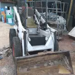 LOTE 526 - 01 BOBCAT M611 DIESEL COM PÁ BATERIA NOVA( NO ESTADO)