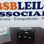 LOTE 430 - 01 AUTO RÁDIO COM TOCA DISCO. (NO ESTADO) ATENÇÃO! FAZER A VISITAÇÃO ANTES DE ARREMATAR, NÃO SABEMOS SE FUNCIONA. LEILÃO NÃO TEM GARANTIA E NEM DEVOLUÇÃO, SUJEITO A POSSÍVEIS AVARIAS VISÍVEIS/OCULTAS E/OU AUSÊNCIA DE COMPONENTES.