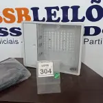 LOTE 304 - 01 CAIXA PLÁSTICA PARA UNIDADE DE MEDIÇÃO DE ÁGUA. (NO ESTADO) ATENÇÃO! FAZER A VISITAÇÃO ANTES DE ARREMATAR, NÃO SABEMOS SE FUNCIONA, LEILÃO NÃO TEM GARANTIA E NEM DEVOLUÇÃO, SUJEITO A POSSÍVEIS AVARIAS VISÍVEIS/OCULTAS E/OU AUSÊNCIA DE COMPONENTES.
