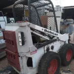 LOTE 526 - 01 BOBCAT M611 DIESEL COM PÁ BATERIA NOVA( NO ESTADO)