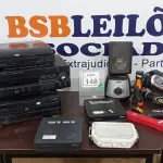 LOTE 148 - 01 TOCA DISCOS, 01 RECEIVER YAMAHA, 01 DISC CHANGER, 01 FERRO DE PASSAR, 01 PISTOLA DE COLA QUNT E ELETRÔNICOS DIVERSOS. (NO ESTADO) ATENÇÃO! FAZER A VISITAÇÃO ANTES DE ARREMATAR, NÃO SABEMOS SE FUNCIONA. LEILÃO NÃO TEM GARANTIA E NEM DEVOLUÇÃO, SUJEITO A POSSÍVEIS AVARIAS VISÍVEIS/OCULTAS E/OU AUSÊNCIA DE COMPONENTES.
