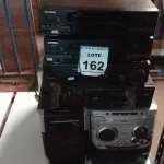 LOTE 162 - 03 APARELHOS DE VÍDEO CASSETE, 01 APARELHO DE COM 03 CAIXAS E 01 APARELHO DE SOM MODULAR. (NO ESTADO) ATENÇÃO! FAZER A VISITAÇÃO ANTES DE ARREMATAR, NÃO SABEMOS SE FUNCIONA. LEILÃO NÃO TEM GARANTIA E NEM DEVOLUÇÃO, SUJEITO A POSSÍVEIS AVARIAS VISÍVEIS/OCULTAS E/OU AUSÊNCIA DE COMPONENTES.