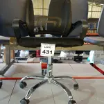 LOTE 431 - 01 CADEIRA DE ESCRITÓRIO COM RODINHAS. (NO ESTADO) ATENÇÃO! FAZER A VISITAÇÃO ANTES DE ARREMATAR, NÃO SABEMOS SE FUNCIONA. LEILÃO NÃO TEM GARANTIA E NEM DEVOLUÇÃO, SUJEITO A POSSÍVEIS AVARIAS VISÍVEIS/OCULTAS E/OU AUSÊNCIA DE COMPONENTES.